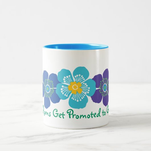 Grootmoeders worden gepromoot naar oma tweekleurige koffiemok (Center)