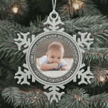 Grootouders 1 Kerstmis Baby Foto grijs en wit Tin Sneeuwvlok Ornament<br><div class="desc">Viel het kostbare geschenk van uw jongste familielid met een stijlvol "Ons eerste kerstfeest als grootouders" rond ornament van sneeuwvlokken in metalen. Genderneutraal ontwerp is geschikt voor een nieuwe baby of meisje kleinkind. Het afbeelding en al tekst op deze sjabloon zijn eenvoudig te personaliseren. (AFBEELDING PLACEMENT TIP: Een gemakkelijke manier...</div>