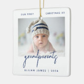 Grootouders 1e kerstfoto minimalistisch blauw keramisch ornament (Links)