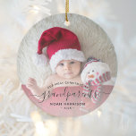 Grootouders 1e kerstfoto Zwart schrift Keramisch Ornament<br><div class="desc">Help hen hun eerste kleinkind te vieren met deze mooie moderne keepaardsieraad. In de zwart-wittekst staat "Ons eerste kerstfeest als grootouders" met het woord "grootouders" in elegant handschrift met een bloei voor en na het schrijven. Vervang het afbeelding van het monster gemakkelijk door uw favoriete foto van de nieuwe baby,...</div>