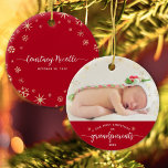 Grootouders Baby Eerste kerstcadeaufoto Foto Keramisch Ornament<br><div class="desc">"Onze eerste kerst als grootouders." Een speelse visuele weergave van champagne gouden sneeuwvlokken die de foto van uw keuze en witte handgeschreven scripttypografie overdekken met aangepast jaar over rood, helpt u met Kerstmis en Nieuwjaar te gebruiken. Op de rug, extra goudsneeuwvlokken van champagne en persoonlijke handgeschreven typografie van de naam...</div>