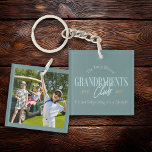 Grootouders Clubfoto Het is een grappige levenssti Sleutelhanger<br><div class="desc">Een leuk, oprecht fotocadeau voor 's werelds beste grootouders! Vier het plezier van grootouderschap met onze "Echt gezegende grootouders Club" sleutelhanger, gepersonaliseerd met het jaar dat is ingesteld. Ontworpen voor degenen die weten dat tijd doorbrengen met hun kleinkinderen veel meer is dan alleen "babysitten" - het is een manier van...</div>