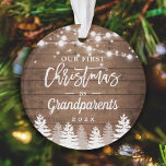 Grootouders Eerste kerstbomen Foto Ornament<br><div class="desc">***** Vergeet niet uw favoriete foto op de achterkant te uploaden. Als u niet de fotoplaatsing nodig hebt, kunt u het verwijderen gebruikend ontwerphulpmiddel ***** Viel uw Eerste Kerstmis als grootouders met dit Rustic Ornament van de Lichten van het Koord van de Blikken van de Blik van het Hout Bomen...</div>