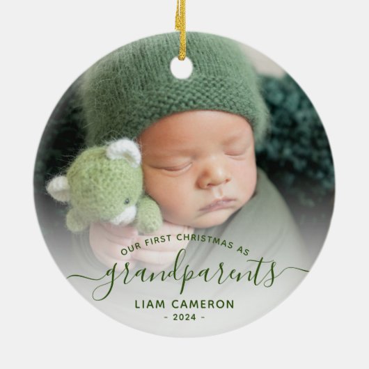 Grootouders Eerste kerstfoto Groen script Keramisch Ornament (Achterkant)