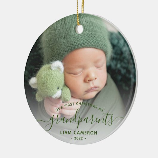 Grootouders Eerste kerstfoto Groen script Keramisch Ornament (Links)