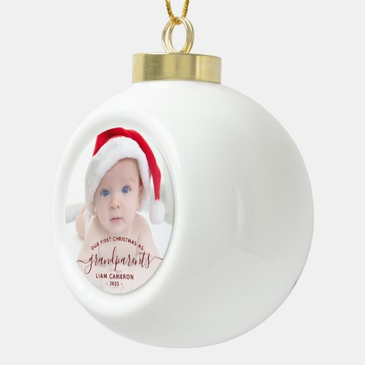 Grootouders Eerste kerstfoto Rood schrift Keramische Bal Ornament (Rechts)
