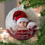 Grootouders Eerste kerstfoto White script Glas Ornament<br><div class="desc">Help hen hun eerste kleinkind te vieren met deze mooie moderne keepaardsieraad. In de witte tekst staat "Ons eerste kerstfeest als grootouders" met het woord "grootouders" in elegant handschrift met een bloei voor en na. Vervang het afbeelding van het monster gemakkelijk door uw favoriete foto van de nieuwe baby, en...</div>