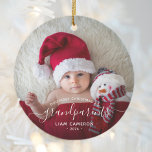 Grootouders Eerste kerstfoto White script Keramisch Ornament<br><div class="desc">Help hen hun eerste kleinkind te vieren met deze mooie moderne keepaardsieraad. In de witte tekst staat "Ons eerste kerstfeest als grootouders" met het woord "grootouders" in elegant handschrift met een bloei voor en na. Vervang het afbeelding van het monster gemakkelijk door uw favoriete foto van de nieuwe baby, en...</div>