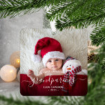 Grootouders Eerste kerstfoto White script Metalen Ornament<br><div class="desc">Help hen hun eerste kleinkind te vieren met deze mooie moderne keepaardsieraad. In de zwart-wittekst staat "Ons eerste kerstfeest als grootouders" met het woord "grootouders" in elegant handschrift met een bloei voor en na het schrijven. Vervang het afbeelding van het monster gemakkelijk door uw favoriete foto van de nieuwe baby,...</div>