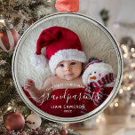 Grootouders Eerste kerstfoto White script Metalen Ornament<br><div class="desc">Help hen hun eerste kleinkind te vieren met deze mooie moderne keepaardsieraad. In de witte tekst staat "Ons eerste kerstfeest als grootouders" met het woord "grootouders" in elegant handschrift met een bloei voor en na. Vervang het afbeelding van het monster gemakkelijk door uw favoriete foto van de nieuwe baby, en...</div>