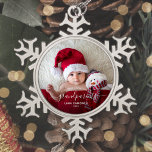 Grootouders Eerste kerstfoto White script Tin Sneeuwvlok Ornament<br><div class="desc">Help hen hun eerste kleinkind te vieren met deze mooie moderne keepaardsieraad. In de witte tekst staat "Ons eerste kerstfeest als grootouders" met het woord "grootouders" in elegant handschrift met een bloei voor en na. Vervang het afbeelding van het monster gemakkelijk door uw favoriete foto van de nieuwe baby, en...</div>