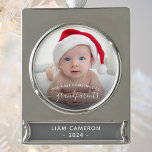 Grootouders Eerste kerstfoto White script Verzilverd Banner Ornament<br><div class="desc">Help hen hun eerste kleinkind te vieren met deze mooie moderne keepaardsieraad. In de witte tekst staat "Ons eerste kerstfeest als grootouders" met het woord "grootouders" in elegant handschrift met een bloei voor en na. Vervang de afbeeldingen van het monster gemakkelijk door uw favoriete foto's van de nieuwe baby en...</div>