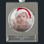 Grootouders Eerste kerstfoto White script Verzilverd Banner Ornament<br><div class="desc">Help hen hun eerste kleinkind te vieren met deze mooie moderne keepaardsieraad. In de witte tekst staat "Ons eerste kerstfeest als grootouders" met het woord "grootouders" in elegant handschrift met een bloei voor en na. Vervang de afbeeldingen van het monster gemakkelijk door uw favoriete foto's van de nieuwe baby en...</div>