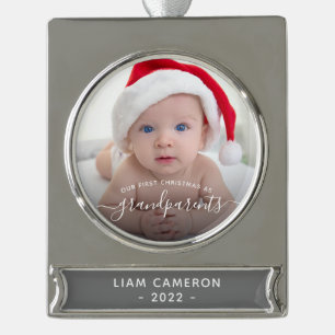 Grootouders Eerste kerstfoto White script Verzilverd Banner Ornament