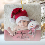 Grootouders Eerste kerstfoto Zwart schrift Keramisch Ornament<br><div class="desc">Help hen hun eerste kleinkind te vieren met deze mooie moderne keepaardsieraad. In de zwart-wittekst staat "Ons eerste kerstfeest als grootouders" met het woord "grootouders" in elegant handschrift met een bloei voor en na het schrijven. Vervang het afbeelding van het monster gemakkelijk door uw favoriete foto van de nieuwe baby,...</div>