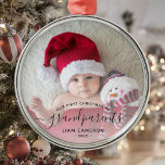 Grootouders Eerste kerstfoto Zwart schrift Metalen Ornament<br><div class="desc">Help hen hun eerste kleinkind te vieren met deze mooie moderne keepaardsieraad. In de zwart-wittekst staat "Ons eerste kerstfeest als grootouders" met het woord "grootouders" in elegant handschrift met een bloei voor en na het schrijven. Vervang het afbeelding van het monster gemakkelijk door uw favoriete foto van de nieuwe baby,...</div>