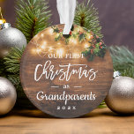 Grootouders Eerste kerstkaartje Foto Ornament<br><div class="desc">***** Vergeet niet uw favoriete foto op de achterkant te uploaden. Als u niet de fotoplaatsing nodig hebt, kunt u het verwijderen gebruikend ontwerphulpmiddel ***** het Eentje van uw Eerste Kerstmis als grootouders met dit Rustic Ornament van de Lichten van de Foto van het Koord van de Blik van de...</div>