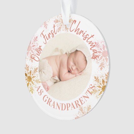 Grootouders Eerste Kerstmis Goud Blush Snowflakes Ornament (voorkant)