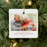 Grootouders Eerste Kerstmis Nieuwe Baby Foto Keramisch Ornament<br><div class="desc">Dit eenvoudige foto ornament bevat eenvoudige tekst, een foto op de voorkant en baby's naam en geboortestatistieken op de achterkant van het ornament. Het woord Grootouders kan worden veranderd in "opa & oma" of elke formulering van uw keuze. Dit foto-ornament zal de perfecte aandenken maken om hun eerste kerst als...</div>