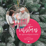 Grootouders foto eerste kerstscript keramisch ornament<br><div class="desc">Upload je favoriete foto (bij voorkeur vierkant),  voeg jouw tekst,  namen en datum in en maak van deze trendy moderne Joyful pink script Christmas tree ornament een aandenken cadeau om oma en opa te herinneren aan hun eerste kerstdagen als grootouders!</div>