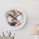 Grootouders Foto Paarse wilde bloemen Lijst Ronde Klok<br><div class="desc">De klok van de foto met douanetekst die u voor iedereen of om het even welke gelegenheid kunt personaliseren. Het fotomalplaatje is opstelling voor u om uw afbeelding toe te voegen, dat in ronde vorm wordt getoond. Dit elegante en delicate ontwerp heeft een lijst met bloemen en paarse wilde bloemen...</div>