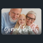 Grootouders Liefde Script Persoonlijk Fotocadeautj Magneet<br><div class="desc">Deze fotomagneet met handgeschreven "Grandouders"-letters kan gemakkelijk gepersonaliseerd worden met je eigen favoriete afbeelding. U kunt de tekstkleur ook veranderen om uw foto beter aan te passen.</div>