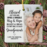 Grootouders zonder been Aangepast 2 Foto C Keramisch Ornament<br><div class="desc">Viel je grootouders met een aangepast foto-ornament. Dit unieke ornament van grootouders is het perfecte geschenk, of het nu een verjaardag, grootouders of Kerstmis is. We hopen dat je grootoudergeschenk nog jaren een schat in je bezit zal worden. . Citaat "Blessed" zijn degenen die Spoil & Snuggle, Hug & Hope,...</div>