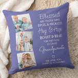 Grootouders zonder blote foto's Collage Periwinkle Kussen<br><div class="desc">Viel je grootouders met een kuiltje van de douane foto's. Dit unieke kussen van grootouders is het perfecte geschenk, of het nu een verjaardag is, een dag van grootouders of een kerstfeest. We hopen dat je grootoudergeschenk nog jaren een schat in je bezit zal worden. . Citaat "Blessed" zijn degenen...</div>