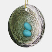 Grootouderse twee blauwe Robin's eieren in Nest Keramisch Ornament (Links)