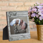 Grootpa First Vaderdag Foto Rustic Gray Wood Fotoplaat<br><div class="desc">Een simpel en gedenkwaardig cadeau voor de nieuwe opa,  gepersonaliseerd met zijn favoriete foto met baby.</div>