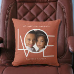 Grootpa met persoonlijke foto's kussen<br><div class="desc">Deze We houden van je opa Photo Pillow is versierd met het woord LOVE in witte typografie op een roestterracotta achtergrond. Gemakkelijk aanpasbaar met uw foto en naam. Perfect als cadeau voor Vaderdag of grootouders.</div>