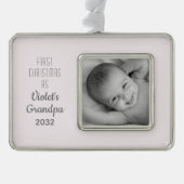 Grootpa's eerste kerstfoto Persoonlijke naam Foto Verzilverd Omlijst Ornament (Voorkant)