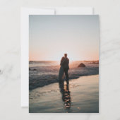 Grootse foto donkerroze save the date (Achterkant)