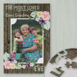 Grootste geliefde grootmoeder ooit Floral foto gem Legpuzzel<br><div class="desc">Maak je eigen aangepaste foto-puzzel voor de meest geliefde grootmoeder ooit! De sjabloon is klaar voor gebruik om "Great Grandma" te bewerken, de naam van uw grootmoeder of uw favoriete naam te kiezen en uw foto te uploaden. Een verticale foto van het portret zal het gemakkelijkst zijn te gebruiken -...</div>