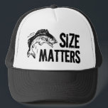 Grootte telt. Grappig Gevist design Trucker Pet<br><div class="desc">Als het gaat om het vangen van vis,  is grootte beslist belangrijk! Dit humoristische sportvisserijontwerp is voorzien van grote sms en een jumbo-springende visfoto,  zeker een grote hit voor mannen en vrouwen na een grote jumbo!</div>