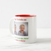 Grootvader met kerstcadeaufoto tweekleurige koffiemok (Voorkant links)
