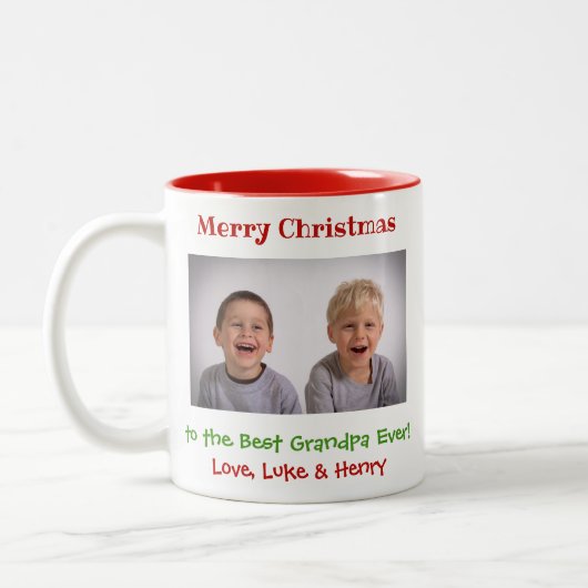Grootvader met kerstcadeaufoto tweekleurige koffiemok (Links)