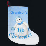 Grootzoon 1st Kerstmis Snowman Kleine Kerstsok<br><div class="desc">Cute snewman met wazzy blauwe mittens,  pet en sjaal glimlacht in een zachte sneeuw van  sneeuwvlokken op deze eerste kerstak die je kleinzoon opbergt.  Personaliseer door naam toe te voegen om het extra speciaal te maken.</div>