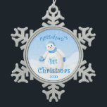 Grootzoon 1st Kerstmis Snowman Tin Sneeuwvlok Ornament<br><div class="desc">Unieke snowflake-sierbloem gaat goed met dit sneeuwvlokveld met een schattige sneeuwman die uitglimlacht met een wortelneus voor de eerste kerstkerkeepaardversiering voor je kleinzoon. Personaliseer jaar gebruikend de verstrekte sjabloon. Ik ben gespecialiseerd in op maat gemaakte design, dus neem contact met ons op als je een unieke 'made-to-order'-lay-out wilt gebruiken met...</div>