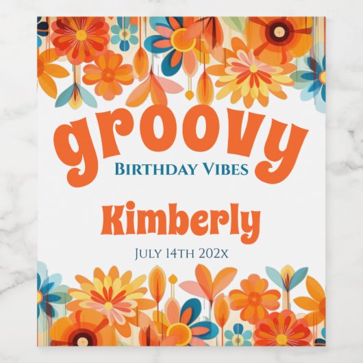 Groovy 60's Vibe Floral Retro Verjaardag Wijn Etiket (Enkel label)