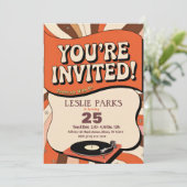 Groovy Brown & Oranje verjaardagsuitnodiging Kaart (Staand voorkant)
