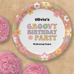 Groovy Daisies Hippie Foto Meisje Verjaardag Papieren Bordje<br><div class="desc">Een gewaagde bloem macht hippie verjaardagsfeestje papier bord dat is perfect voor een jong meisje verjaardagsviering. Het groovy design toont kleurrijke madeliefjes die een creëer-grens vormen. Leuke stijlletters uit de jaren zeventig voegen een meerkleurige vibe toe. Personaliseer dit mod party papier bord met de naam en leeftijd van het kind....</div>