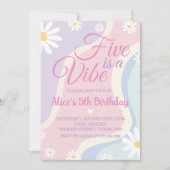 Groovy Daisy Five is een vibe verjaardagsuitnodigi Kaart (Voorkant)