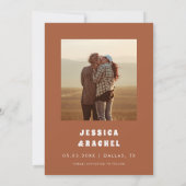 Groovy Daisy Terracotta Retro Typografie & Foto Save The Date (Achterkant)