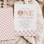 Groovy een meisjes geruit gelukkig gezicht | Verja Kaart<br><div class="desc">Vier je groovy meisjes allereerste verjaardagsfeestje met onze speelse roze geruite 'ONE COOL BABE' verjaardagsuitnodiging. Dit ontwerp is voorzien van een gemakkelijk te houden vrolijk gezicht met een madeliefje en stoffige roze golvende geruite patronen.</div>