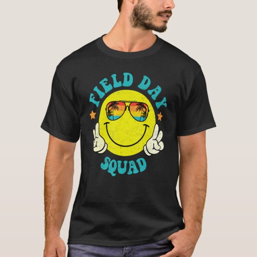 Groovy Field Day Squad Smile Face Retro Sunset Sun T-shirt (Voorkant)