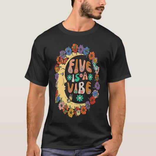 Groovy Five is een Vibe 5th Birthday Crescent Moon T-shirt (Voorkant)