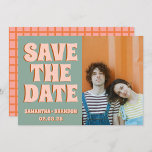 Groovy Foto Blauw Roze Rood Funky Save The Date<br><div class="desc">Typografie Groovy Bold Blauw Roze Rood Funky Save the Date</div>