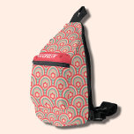 Groovy Geometric Floral Sling Bag<br><div class="desc">Deze stijlvolle draagtas heeft een all-over retro bloemenpatroon en een geometrisch patroon in groovy kleuren en jouw naam aan de voorkant. Drie compartimenten met ritssluiting kunnen eenvoudig uw sleutels, portemonnee, telefoon, camera en nog veel meer opslaan. Draag het als een crossbody of over één schouder, en bevestig de verstelbare riem...</div>