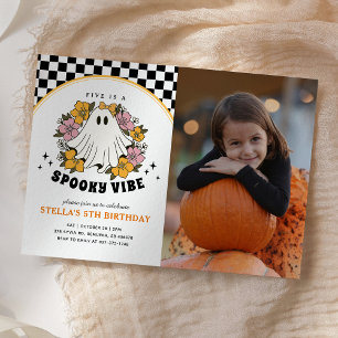 Groovy Girl Halloween Verjaardagsuitnodiging Foto Kaart